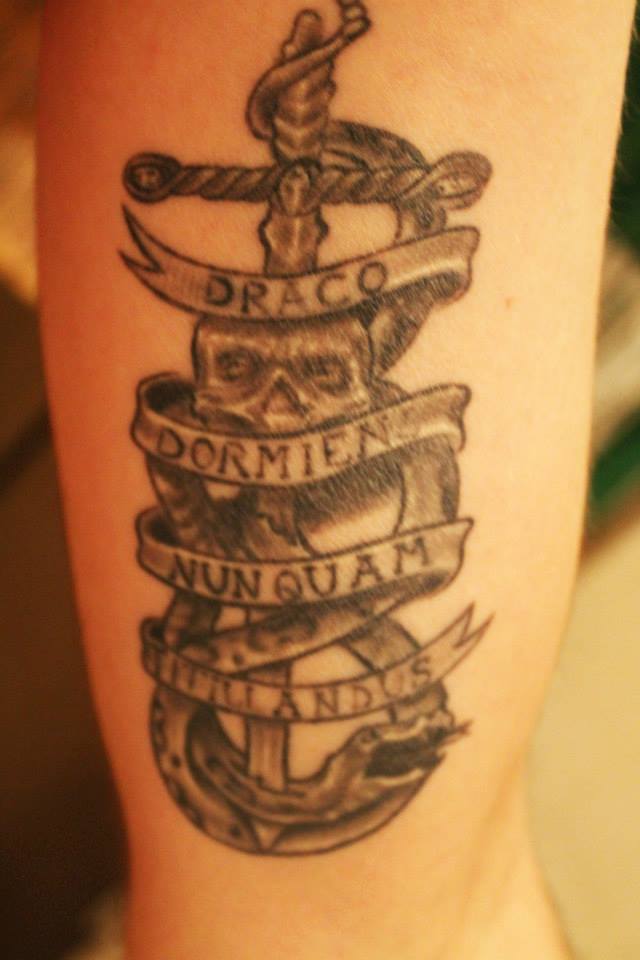 Fãs homenageiam Harry Potter fazendo tatuagens