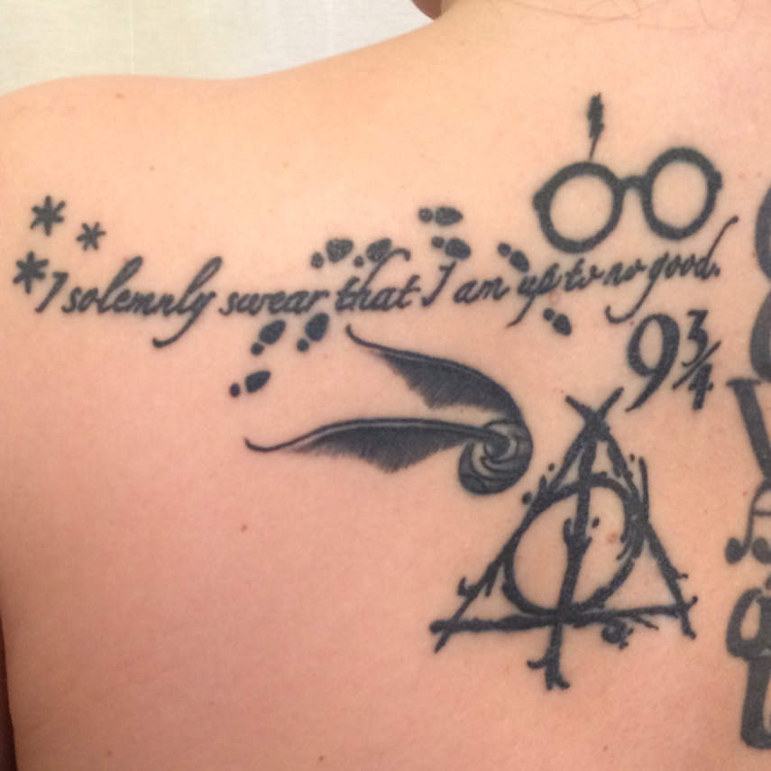 Fãs homenageiam Harry Potter fazendo tatuagens