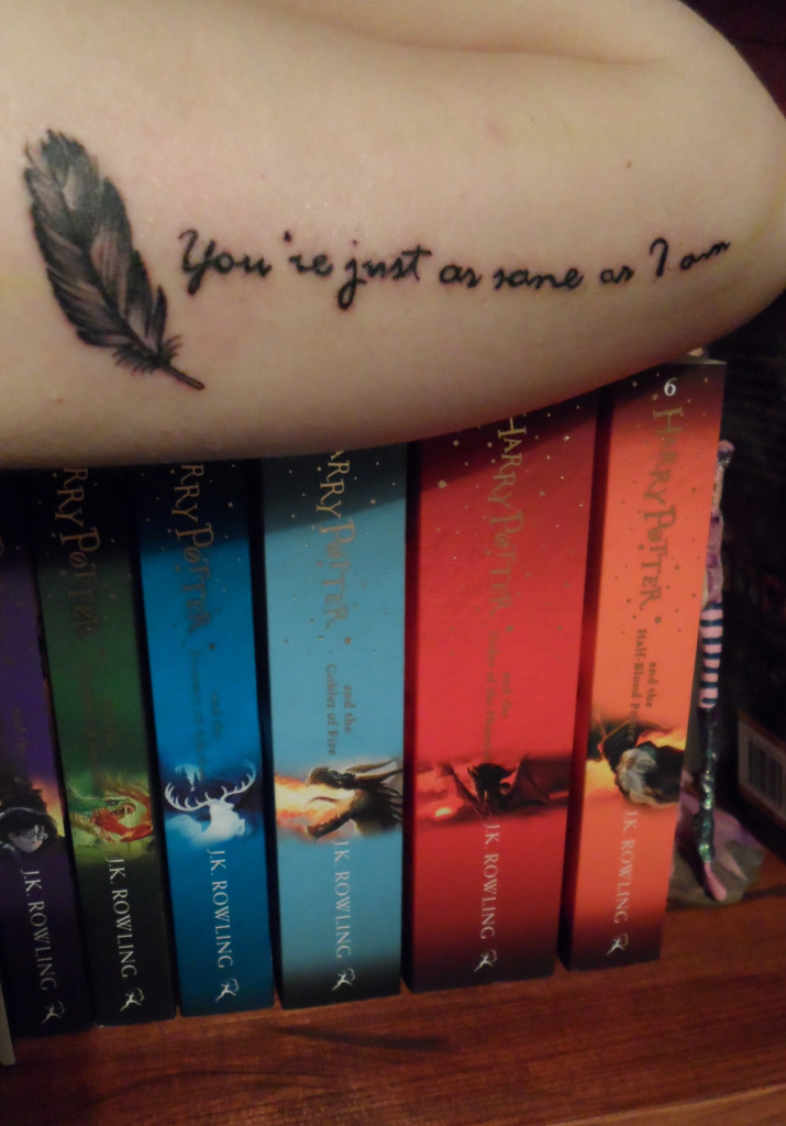 Fãs homenageiam Harry Potter fazendo tatuagens