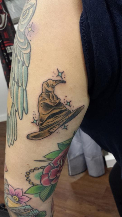 Fãs homenageiam Harry Potter fazendo tatuagens