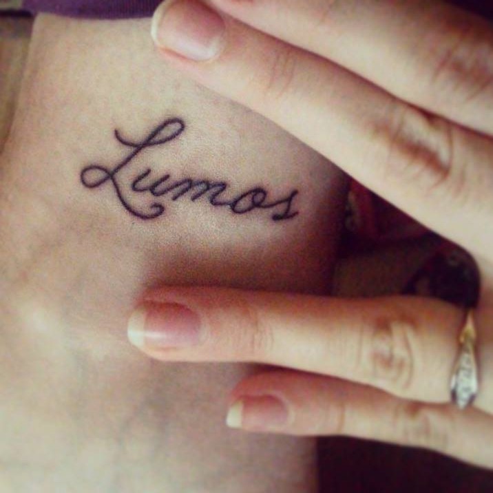 Fãs homenageiam Harry Potter fazendo tatuagens