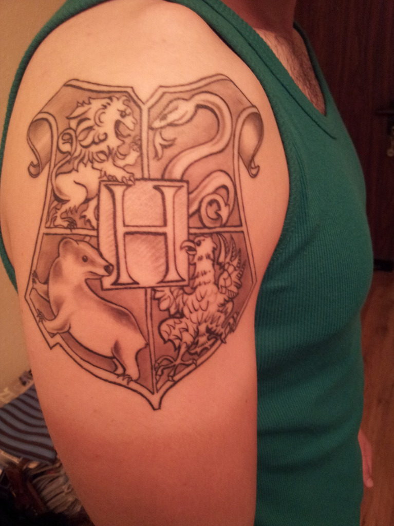Fãs homenageiam Harry Potter fazendo tatuagens