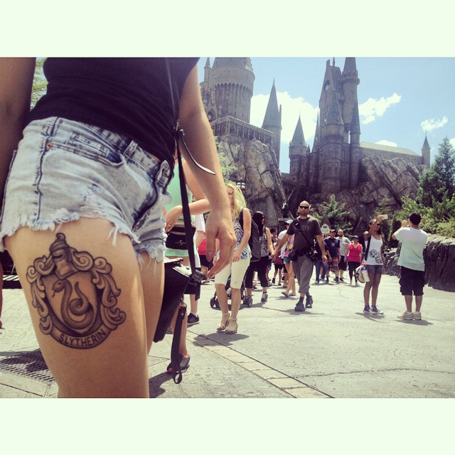 Fãs homenageiam Harry Potter fazendo tatuagens