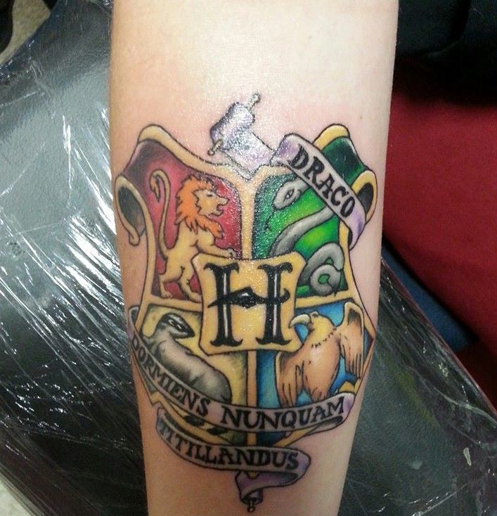 Fãs homenageiam Harry Potter fazendo tatuagens