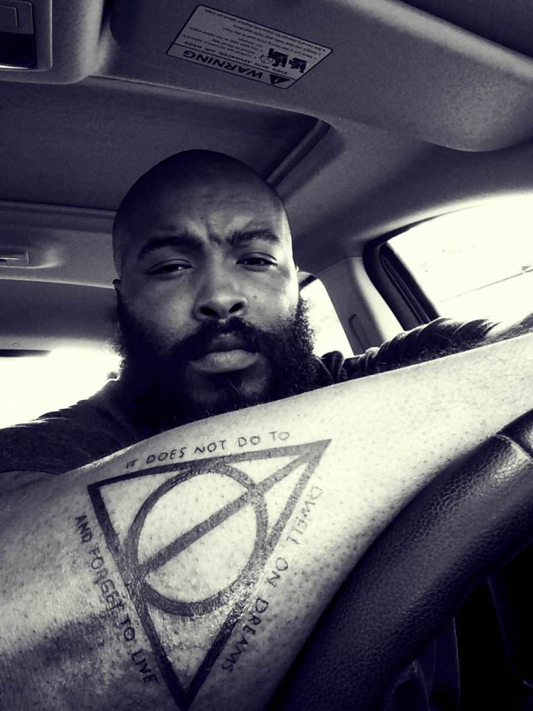 Fãs homenageiam Harry Potter fazendo tatuagens