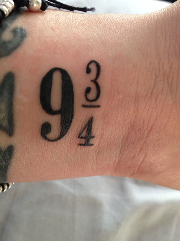 Fãs homenageiam Harry Potter fazendo tatuagens