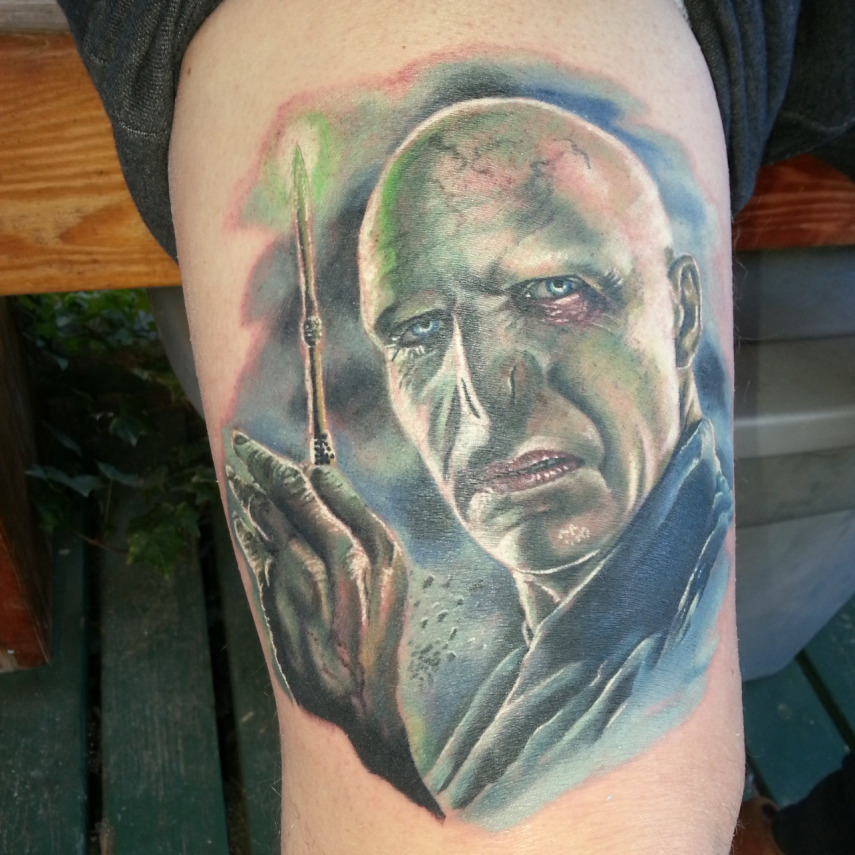 Fãs homenageiam Harry Potter fazendo tatuagens