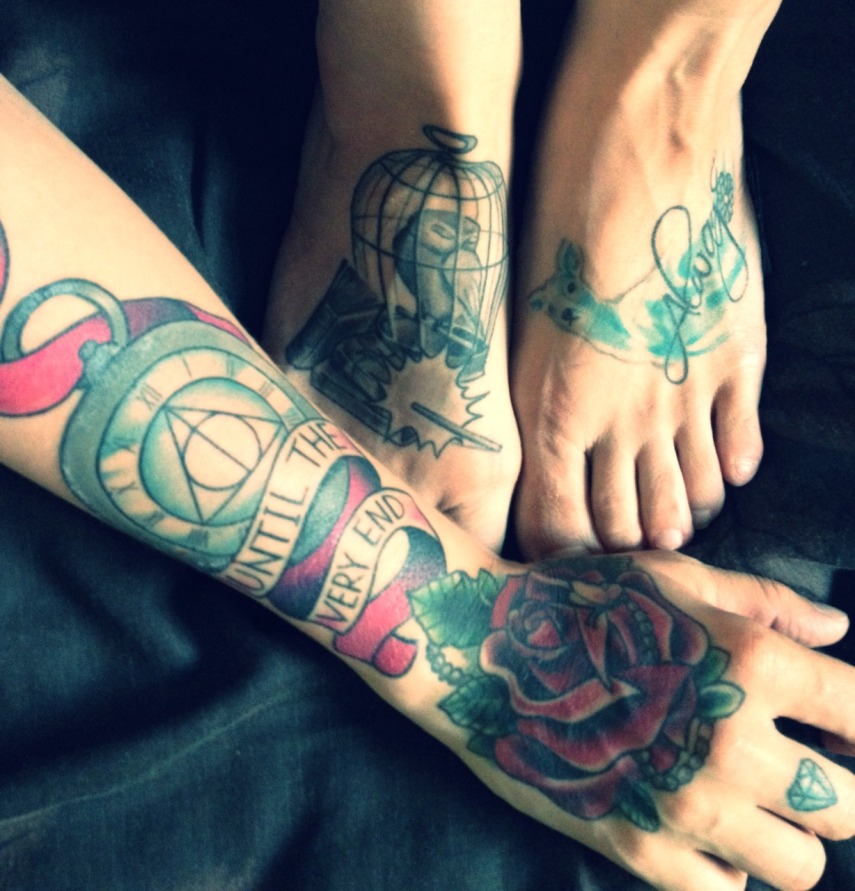 Fãs homenageiam Harry Potter fazendo tatuagens