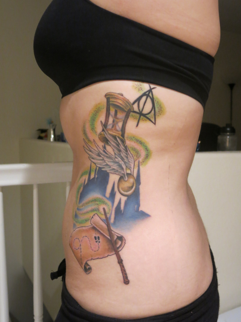 Fãs homenageiam Harry Potter fazendo tatuagens