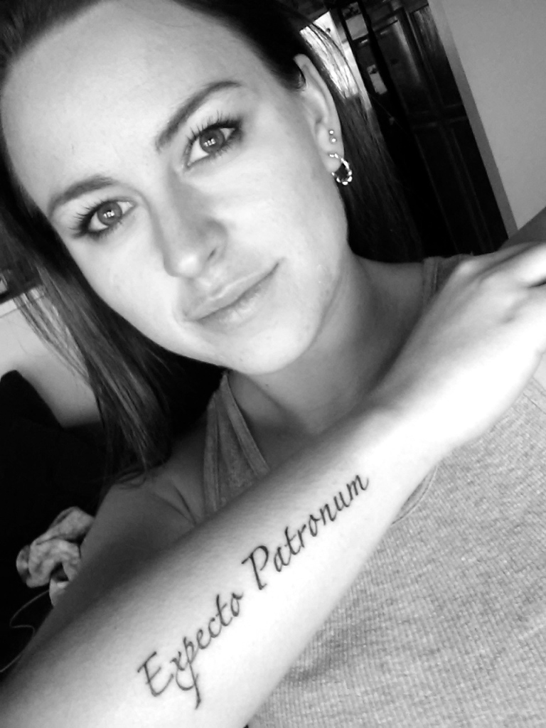 Fãs homenageiam Harry Potter fazendo tatuagens