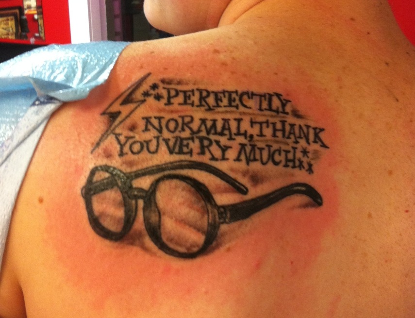 Fãs homenageiam Harry Potter fazendo tatuagens