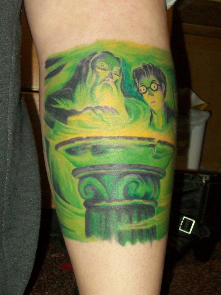 Fãs homenageiam Harry Potter fazendo tatuagens