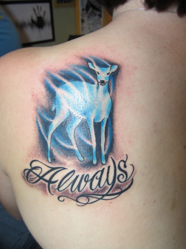 Fãs homenageiam Harry Potter fazendo tatuagens
