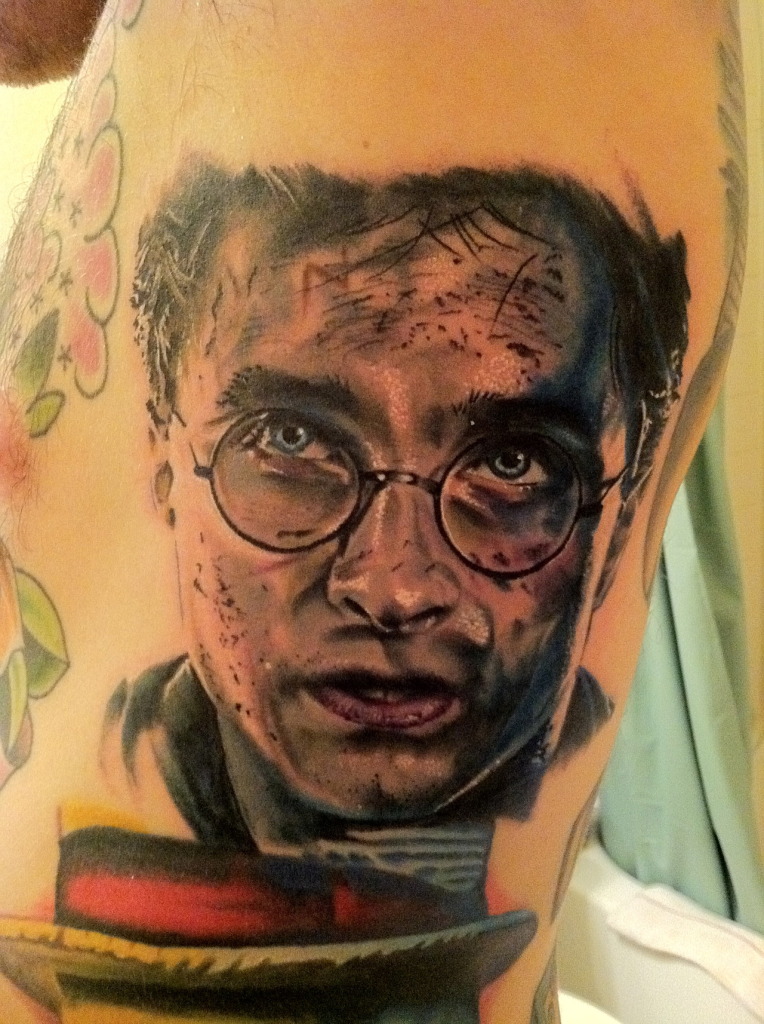 Fãs homenageiam Harry Potter fazendo tatuagens