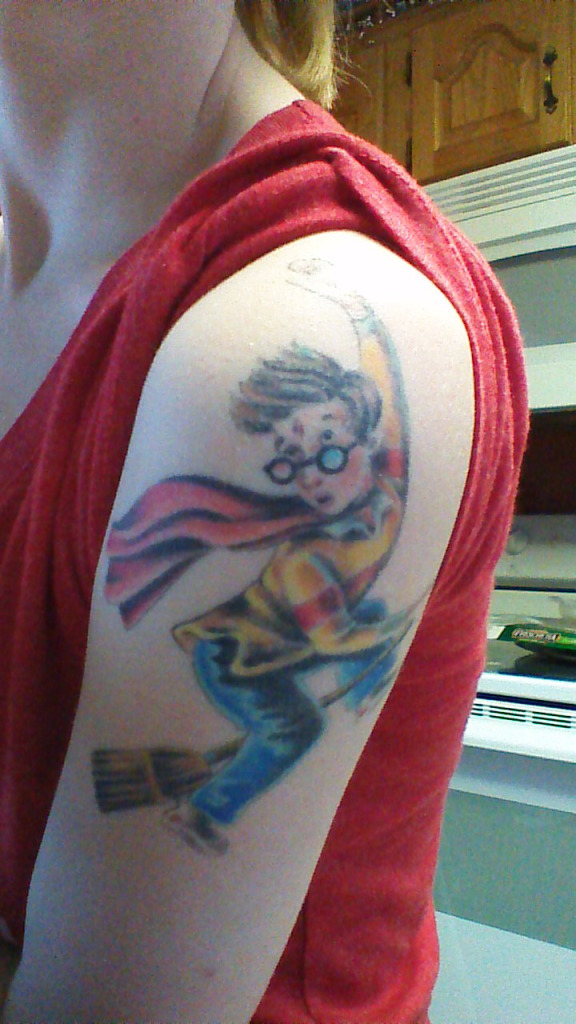 Fãs homenageiam Harry Potter fazendo tatuagens