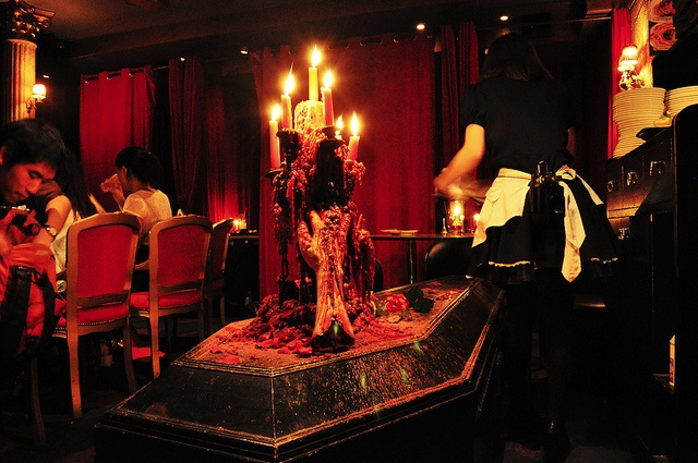 O Vampire Cafe, em Ginza, Tóquio, é bem decorado e oferece comidas apetitosas em formato de cruz, aranha, etc. Caixões com candelabros, caveiras e espelhos quebrados fazem parte do pacote