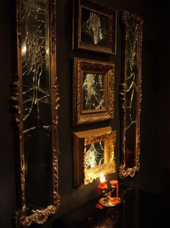 O Vampire Cafe, em Ginza, Tóquio, é bem decorado e oferece comidas apetitosas em formato de cruz, aranha, etc. Caixões com candelabros, caveiras e espelhos quebrados fazem parte do pacote