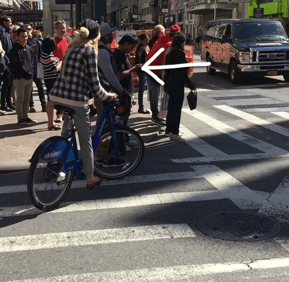Sempre dou prioridade aos pedestres porque eles são mais frágeis que o carro e que a bicicleta. Precisa existir um respeito entre todos 