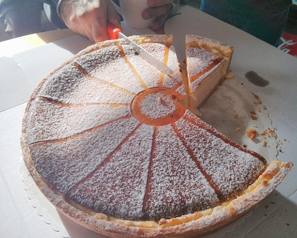 O confeiteiro teve um trabalhinho para marcar o bolo, mas nem adiantou