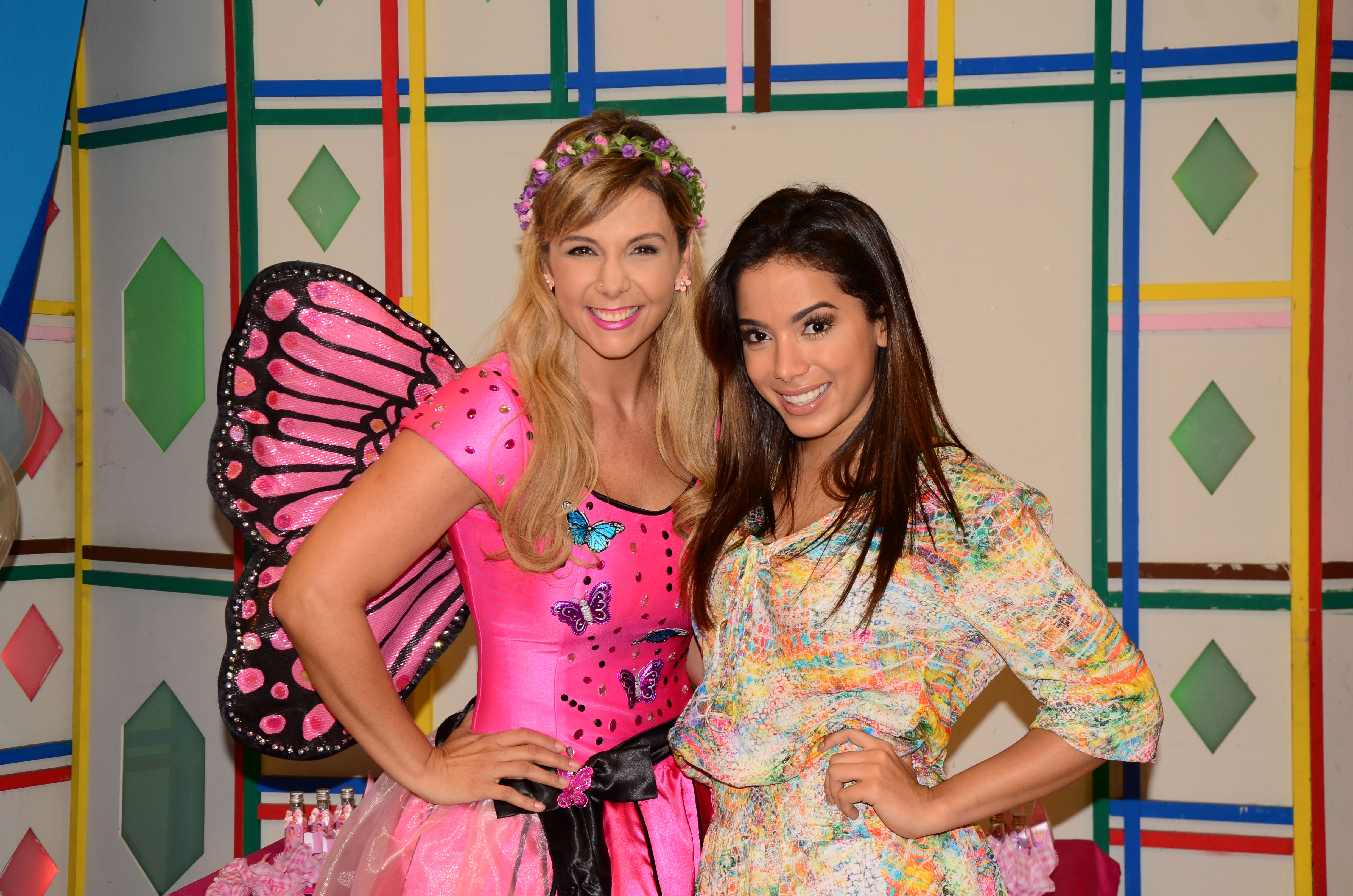 Carla Perez apresentou o <i>Fantasia</i> nos anos 90 (saudoso "i de iscola"), mas foi agora, com o <i>Clube da Alegria</i> que se sagrou... apresentadora infantil. Difícil imaginar, mas ela arrasa no figurino e nas atrações!