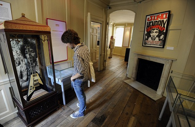 A casa em Londres de um dos maiores guitarristas da história foi transformada em um museu. Hendrix morou lá de 1968 a 1969. O local mostra detalhes sobre a vida pessoal do músico.  