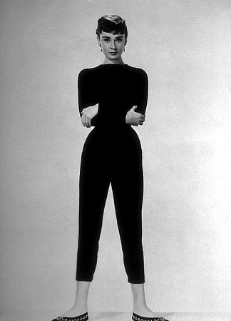 Audrey Hepburn e sua velha e conhecida calça cigarrete. Além da atriz revolucionar usando calça em pleno anos 60, o look ficava com ar de elegante e despojado ao mesmo tempo