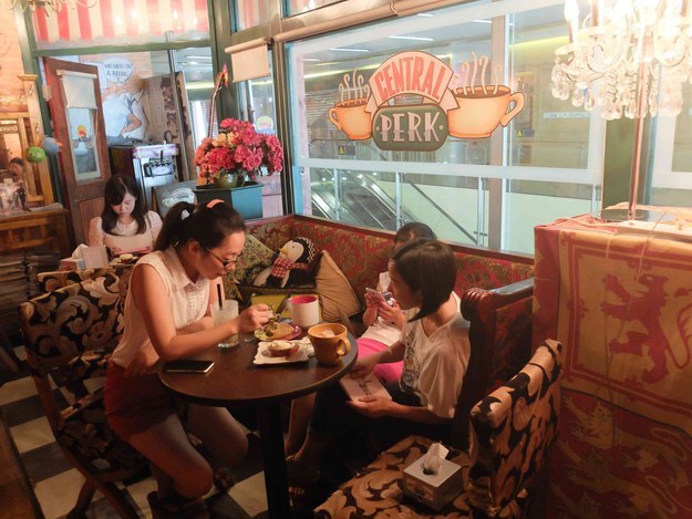 O café Central Perk, de Friends, está no sexto andar de um shopping em Pequim. Lá, o pessoal pode tomar um refresco e comer guloseimas assistindo os episódios da série