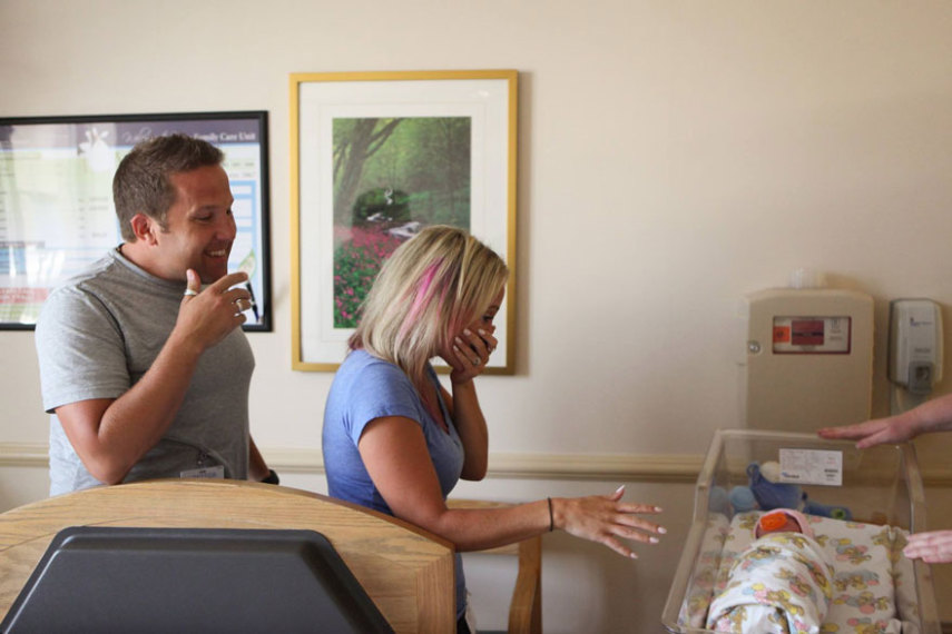 David e Sarah Olson conheceram sua filha adotiva no hospital