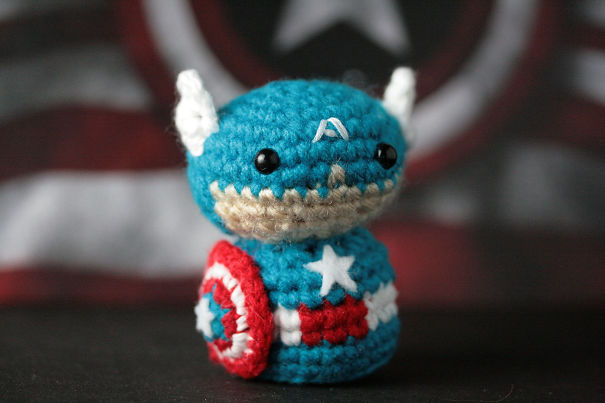 Artista faz super-heróis de crochê para as pessoas encontrarem