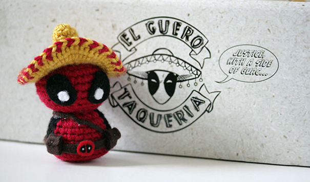 Artista faz super-heróis de crochê para as pessoas encontrarem