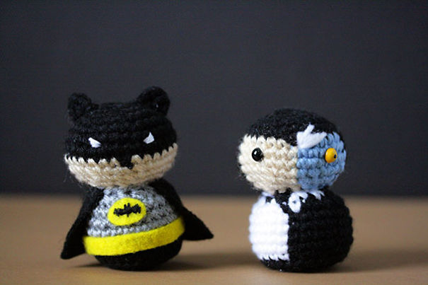 Artista faz super-heróis de crochê para as pessoas encontrarem