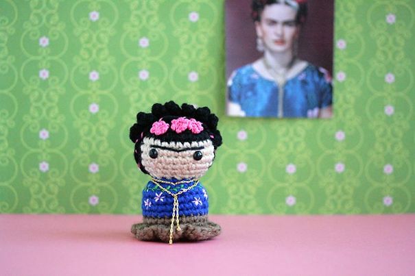 Artista faz super-heróis de crochê para as pessoas encontrarem
