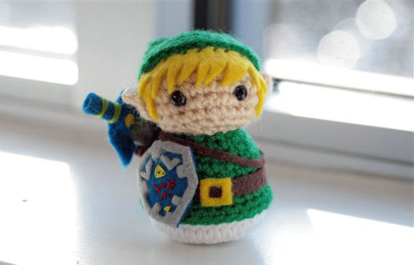 Artista faz super-heróis de crochê para as pessoas encontrarem