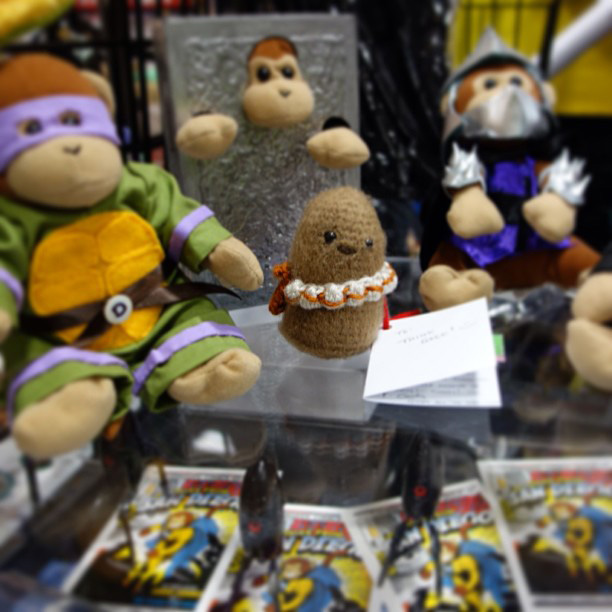 Artista faz super-heróis de crochê para as pessoas encontrarem