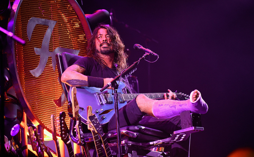 De repente, em junho, Grohl reapareceu em um trono gigante para continuar a turnê