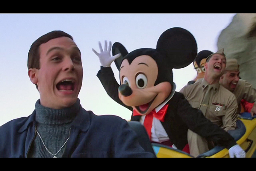 Há uma cena neste filme em que um personagem visita o parque. E, olha que curioso, é justamente essa cena que mostra uma falha do filme: o brinquedo, de acordo com a época em que o filme se passa, está diferente, bem como a aparência do <b>Mickey</b>. Ops!