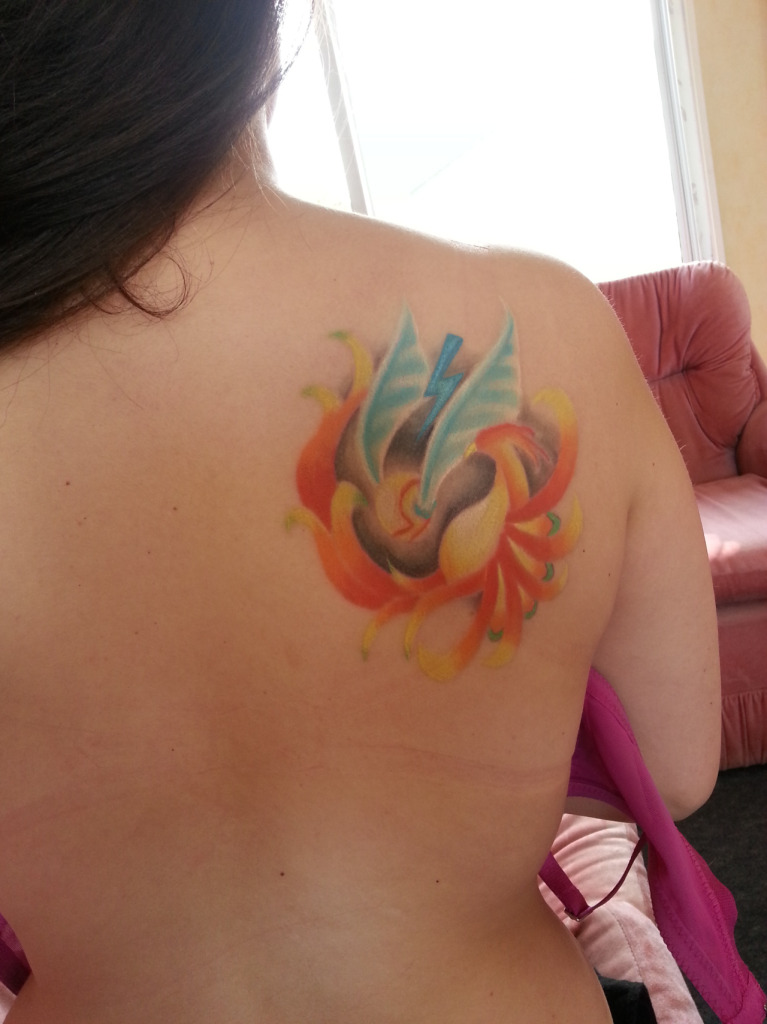Fãs homenageiam Harry Potter fazendo tatuagens