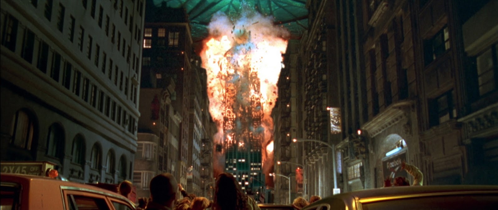 Ok, os aliens não escolheram exatamente o dia da independência americana para atacar o mundo. Começou no dia 2 de julho. Mas quando foi que a população RECUPEROU sua independência? Aaah muleque.