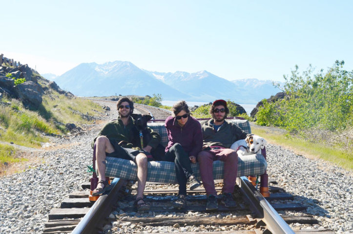 Esses três amigos saíram pela América do Norte viajando todas as fotos da viagem tinham dois cachorro e o sofá quadriculado