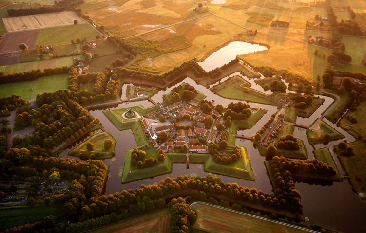 Amos tirou fotos de vários lugares do mundo – como Espanha, EUA, Holanda – usando drones com câmera antes de esses aviõezinhos com câmeras serem proibidos ou sofrerem algum tipo de restrição em alguns países