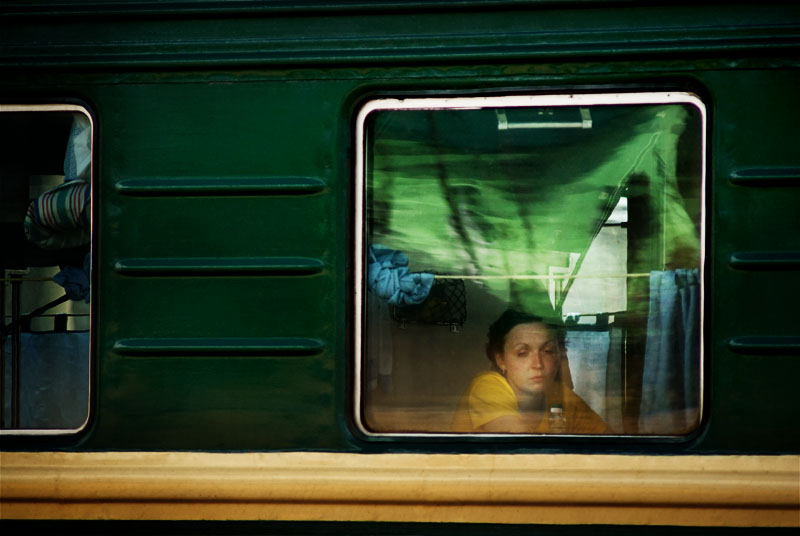 Elena acredita que a expressão que as pessoas fazem enquanto esperam o transporte chegar é universal. Por isso ela rodou o mundo fotografando a galera esperando o trem, o ônibus ou avião ou viajando 