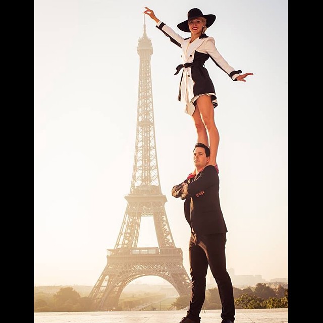 Esse casal de acrobatas se conheceu quando estudava na Rock School for Dance Education, na Filadélfia. Eles viajaram o mundo fazendo várias poses acrobáticas com monumentos famosos