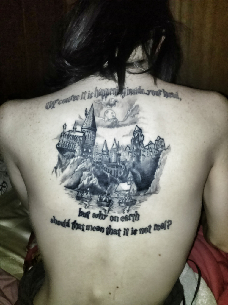 Fãs homenageiam Harry Potter fazendo tatuagens