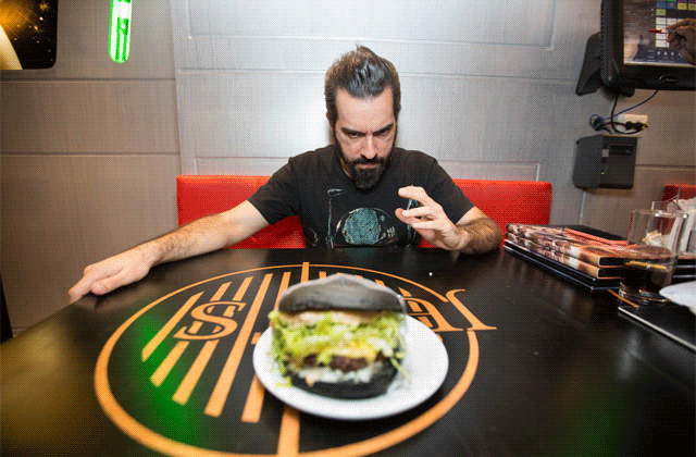 O Jedi’s Burger e Grill, em São Paulo, tem cardápio e decoração que certamente agradam os fãs de Star Wars. Rola até um sanduíche no pão preto para quem curte encarar o lado negro da força...