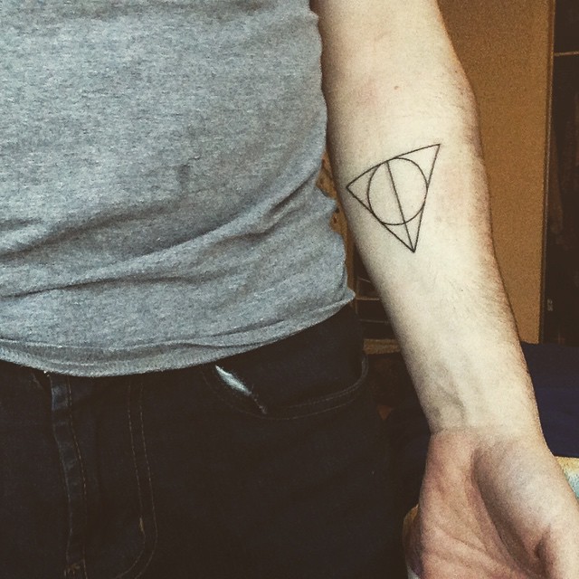 Fãs homenageiam Harry Potter fazendo tatuagens