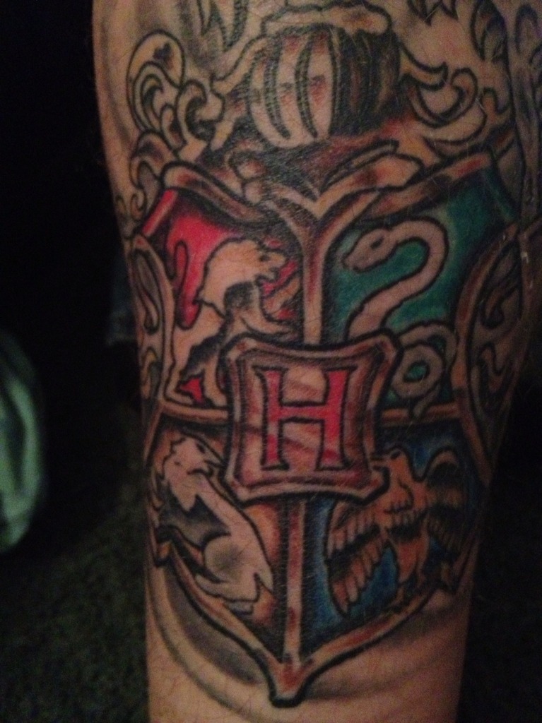 Fãs homenageiam Harry Potter fazendo tatuagens