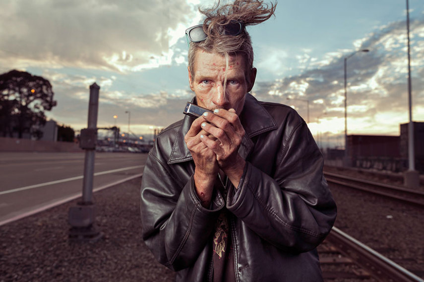 Aaron Draper faz retratos de pessoas em situação de rua da forma 'mais apelativa possível', com objetivo de mostrá-las além de suas dificuldades, como os seres humanos que são