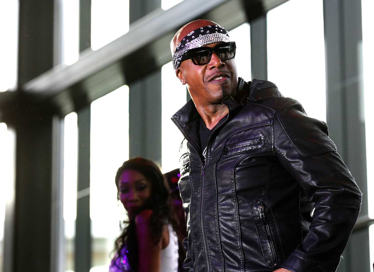 Em 1994, o rapper MC Hammer mudou seu visual e começou a agir mais como um gangsta rap. Só que os fãs não compraram a ideia e o álbum "The Funky Headhunter" foi um fiasco de vendas. Em 1996, Hammer decretou falência com uma divida de 12 milhões de dólares. Bota 7 a 1 nisso!