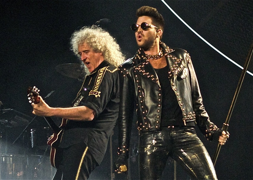 O cantor Adam Lambert com o Queen também passará por São Paulo para tocar aqueles hits que amamos tanto. Quando: 16 de setembroOnde: Ginásio do Ibirapuera, em São PauloIngressos: http://www.livepass.com.br/queen-adam-lambert/