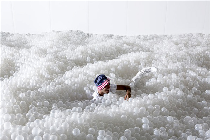 Museu de Washington cria oceano artificial com quase um milhão de bolinhas de plástico